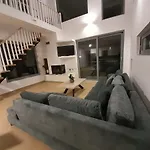 Loft House Zante 度假居 *